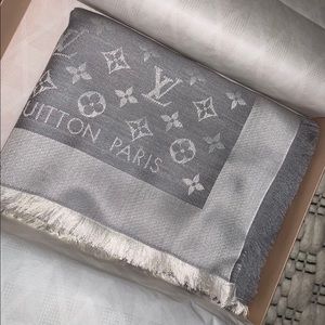 Grey Louis Vuitton scarf